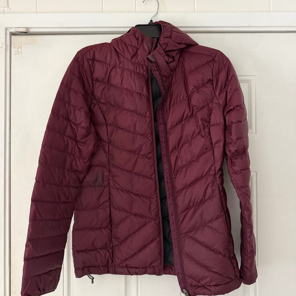 Stay cozy and chic Lole Elegant Maroon Puffer athletic hiking outdoors spring cu